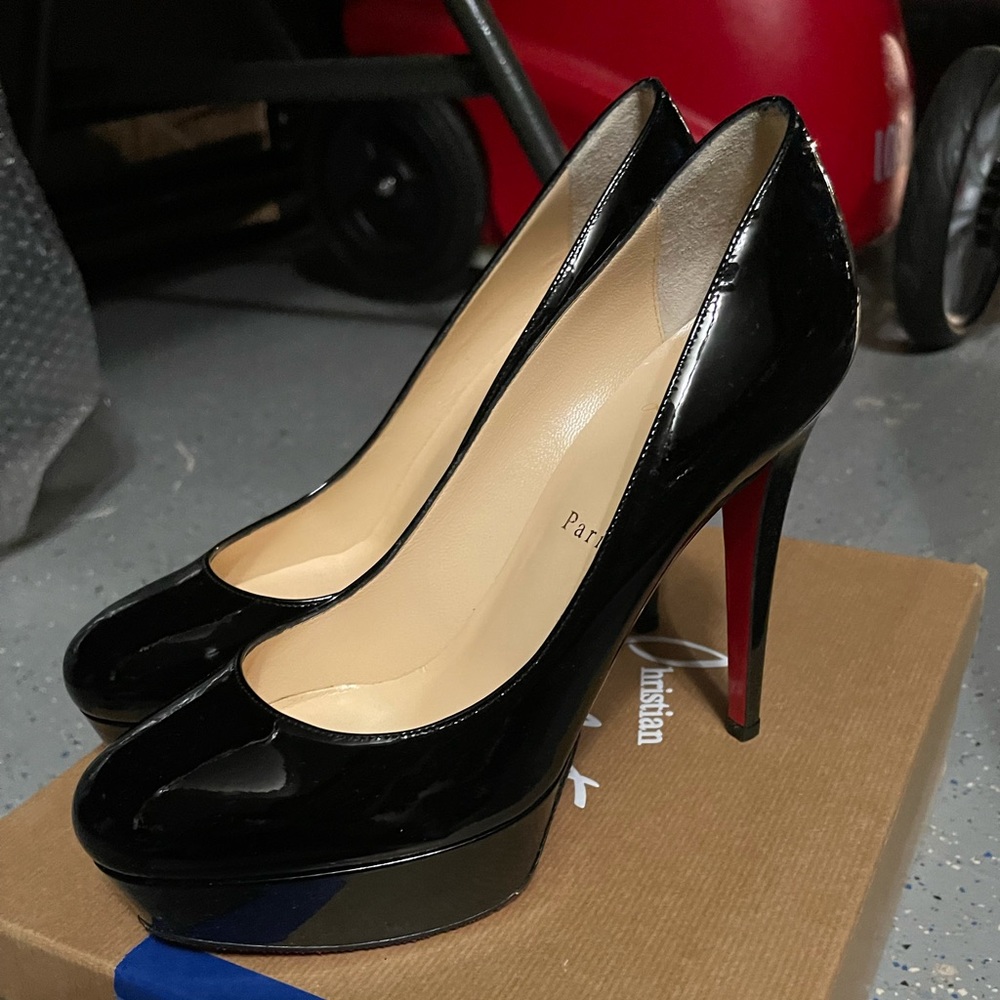 Bianca 120 patent calf louboutins black size 39 never worn w/ bottom coating